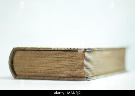 Close up.d'épaisseur livre fermé sur fond blanc Banque D'Images