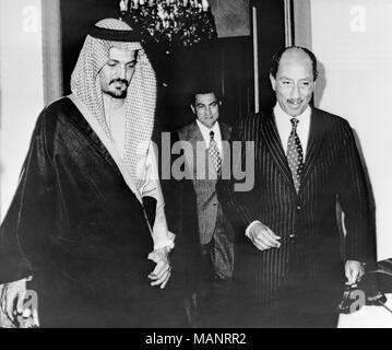 5e février 1977. Le Caire, Égypte. Le Prince Saud Al Faisal, Ministre saoudien des affaires étrangères, rencontre le Président Anwar Sadat, pour discuter de l'aide financière de l'Arabie à l'Egypte. derrière eux est vice-président Hosni Mabarek. Banque D'Images