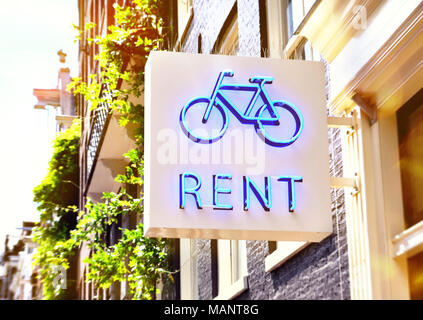 Location de vélos ou de vélos store se connecter. Symbole vélo lors d'une façade de maison, louer un vélo. Banque D'Images