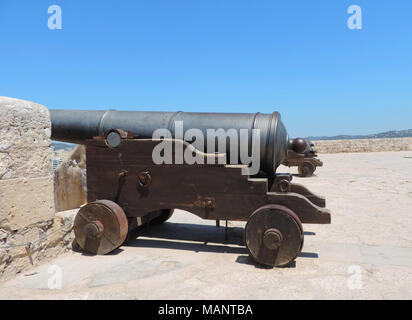 Vieux canons à la fortification de la ville d'Ibiza. Dalt Vila avec des canons de fer. Banque D'Images