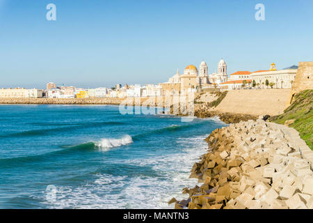 Vagues de l'Atlantique sur la côte urbanisée du vieux Cadix, Andalousie, Espagne Banque D'Images