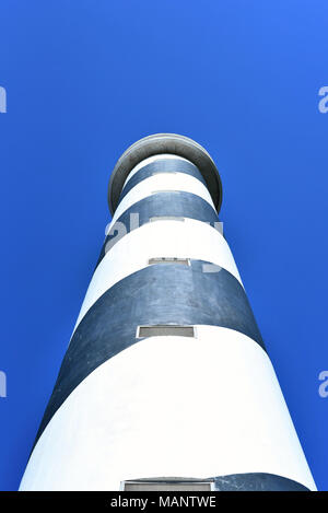 Gyrophare ou phare rayé sur l'île d'Ibiza. Phare noir et blanc sur une falaise côte ou côte. Banque D'Images