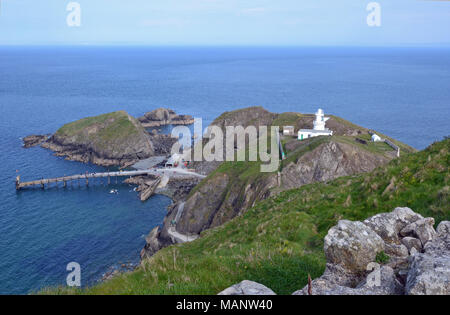 Le phare de la jetée sud et sur l'île de Lundy, Devon, UK Banque D'Images