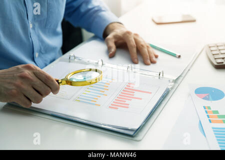 Concept d'audit interne - l'homme avec l'inspection des documents d'affaires loupe Banque D'Images