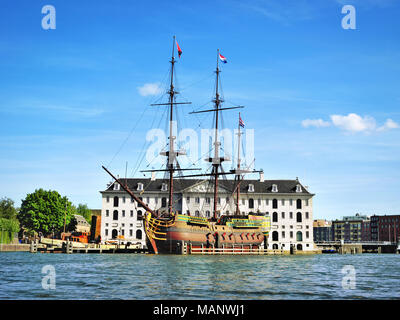 Bateau de pirate ou bateau en bois en face d'un bâtiment historique d'Amsterdam. L'attraction touristique, un navire. Banque D'Images