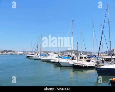 Yacht Harbour sur l'île d'Ibiza avec des bateaux de luxe ancré et ciel bleu clair. Voiliers et bateaux à moteur à un port. Banque D'Images