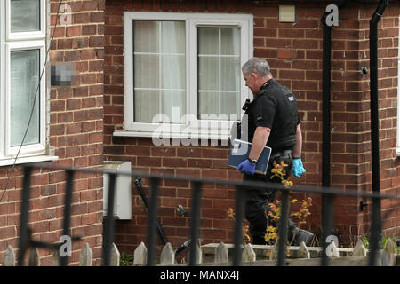 L'activité de la police à l'extérieur une adresse dans Savile Town, Dewsbury, West Yorkshire, l'une des deux adresses qui ont été perquisitionnés par des officiers de police de lutte contre le terrorisme au nord-est. Deux hommes ont été arrêtés, soupçonnés de planifier des actes de terreur. Banque D'Images