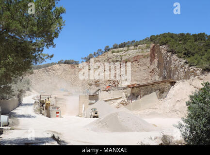 Mine Quarry, hill ou la montagne et la construction de machines. Scène d'été, de l'industrie. Banque D'Images