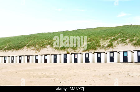 Cabines de plage peint de belles petites maisons ou sur une plage. Plage des dunes et du sable, de la vie de plage ou les vacances d'été. Banque D'Images