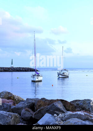 Port de plaisance dans la soirée avec de luxueux voiliers et bateaux à moteur à l'ancre. Scène Marina dans le coucher du soleil. Banque D'Images