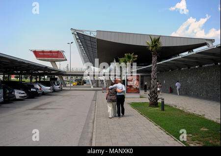 Tirana, Albanie, les gens en face de l'aéroport de Tirana Banque D'Images