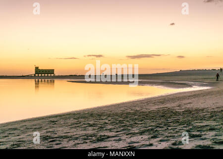 Belle plage de Fuseta Ria Formosa par avec bâtiment unique après le coucher du soleil, Algarve, Portugal Banque D'Images