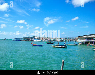 Scène mer tropicaux sur la Thaïlande, Pattaya. Vue panoramique sur la mer avec des bateaux, de la scène de l'eau turquoise et bleu ciel. Banque D'Images