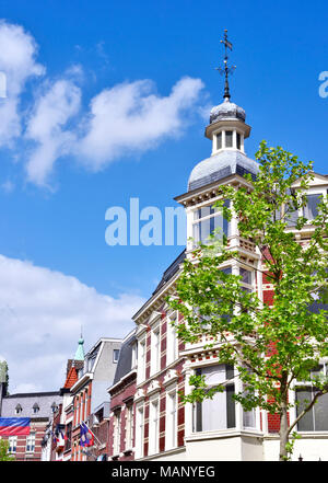 Vieille façade de maison, aux Pays-Bas. Extérieur du bâtiment historique et de ciel bleu clair. Banque D'Images