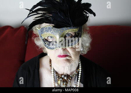 Studio Portrait of a mature septuagénaire. Banque D'Images