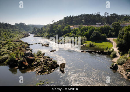 Rivière Minho près de Melgaço, entre le Portugal et l'Espagne. Portugal Banque D'Images