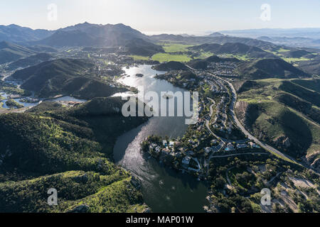 Vue aérienne du lac Sherwood, Hidden Valley et les montagnes de Santa Monica dans le comté de Ventura, en Californie. Banque D'Images