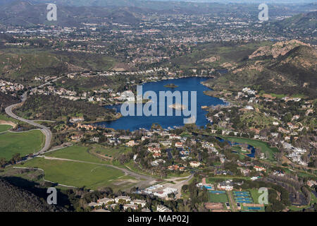 Vue aérienne du lac Sherwood Hidden Valley près de Westlake Village, Malibu et Thousand Oaks dans le comté de Ventura en Californie. Banque D'Images