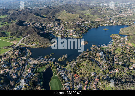 Vue aérienne du pittoresque lac Sherwood et Thousand Oaks dans le comté de Ventura, en Californie. Banque D'Images