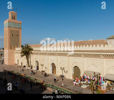 Vue de la mosquée Moulay El Yazid de la Terrasse sur la rue de La Kasbah, Marrakech, Maroc Banque D'Images