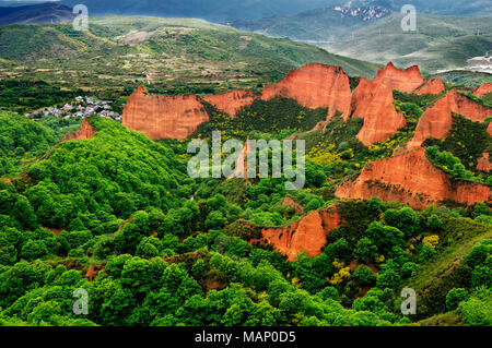 Paysage à couper le souffle de Las Médulas, une fois qu'une mine d'or romaine. Aujourd'hui site du patrimoine mondial de l'UNESCO. Castilla y León, Espagne Banque D'Images