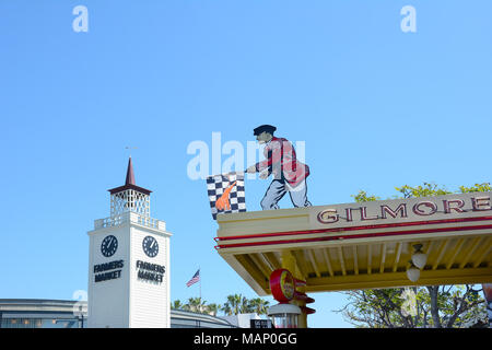 LOS ANGELES - le 28 mars 2018 : marché des producteurs de tour de l'horloge et Gilmore signe. Ouvert pour la première fois en juillet 1934, c'est un monument historique de Los Angeles et d'énormes t Banque D'Images