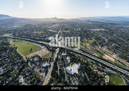 Vue aérienne de route 23 Freeway à Janss Road dans la banlieue de Detroit, près de Los Angeles, Californie. Banque D'Images