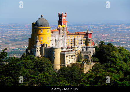 Palácio da Pena, construit au 19ème siècle, dans les collines au-dessus de Sintra, au milieu d'un site du patrimoine mondial de l'UNESCO. Sintra, Portugal Banque D'Images