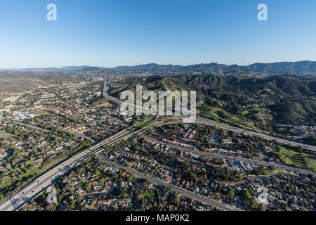 Vue aérienne de la route 101 et 23 autoroutes et Westlake Blvd dans la banlieue de Detroit, près de Los Angeles, Californie. Banque D'Images