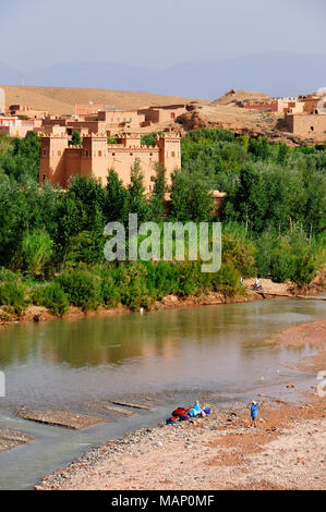 L'oasis ville de Kelaa M'Gouna, célèbre pour ses roses. Maroc Banque D'Images