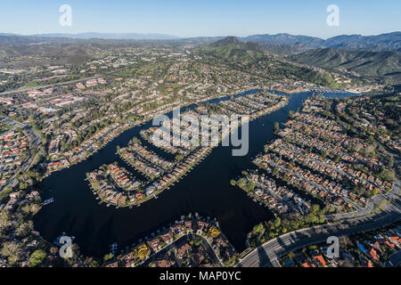 Vue aérienne de l'île de Westlake dans le mille chênes et Westlake Village des collectivités du sud de la Californie. Banque D'Images