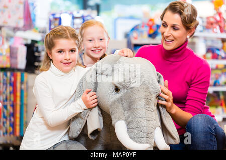 Dans la famille magasin de jouets câlins avec animal en peluche Banque D'Images