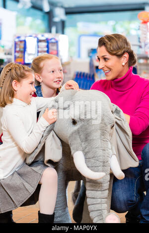 Dans la famille magasin de jouets câlins avec animal en peluche Banque D'Images