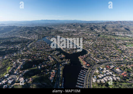 Vue aérienne de l'île de Westlake, marina et le lac dans le mille chênes et Westlake Village les communautés du sud de la Californie. Banque D'Images