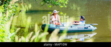 Couple en bateau sur l'étang ou lac pêche Banque D'Images