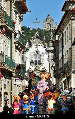 Platysternon traditionnels masques du Minho au centre historique de Viana do Castelo. Notre Dame de l'agonie des festivités, la plus grande fête traditionnelle en Banque D'Images