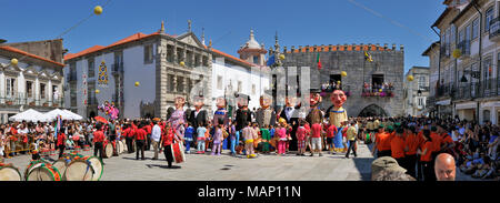 Platysternon traditionnels masques du Minho au centre historique de Viana do Castelo. Notre Dame de l'agonie des festivités, la plus grande fête traditionnelle en Banque D'Images