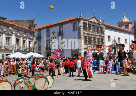 Platysternon traditionnels masques du Minho au centre historique de Viana do Castelo. Notre Dame de l'agonie des festivités, la plus grande fête traditionnelle en Banque D'Images