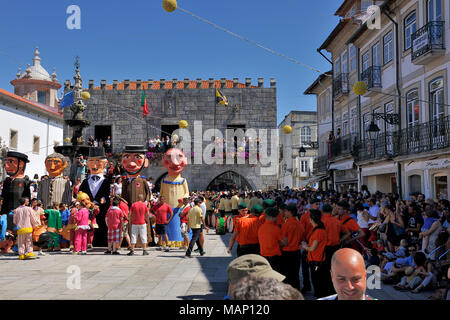 Platysternon traditionnels masques du Minho au centre historique de Viana do Castelo. Notre Dame de l'agonie des festivités, la plus grande fête traditionnelle en Banque D'Images