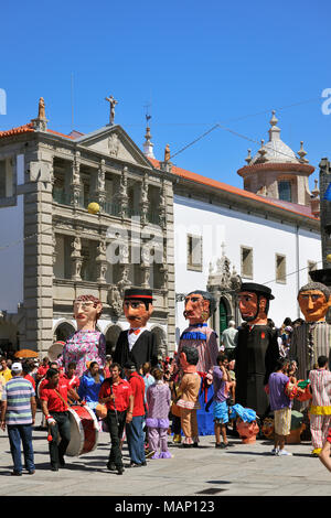 Platysternon traditionnels masques du Minho au centre historique de Viana do Castelo. Notre Dame de l'agonie des festivités, la plus grande fête traditionnelle en Banque D'Images