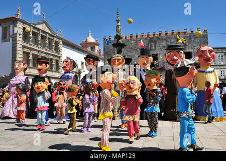 Platysternon traditionnels masques du Minho (cabeçudos) au centre historique de Viana do Castelo. Notre Dame de l'Agonie, fêtes traditionnelles les plus importantes Banque D'Images