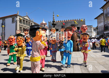 Platysternon traditionnels masques du Minho (cabeçudos) au centre historique de Viana do Castelo. Notre Dame de l'Agonie, fêtes traditionnelles les plus importantes Banque D'Images