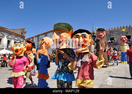 Platysternon traditionnels masques du Minho (cabeçudos) au centre historique de Viana do Castelo. Notre Dame de l'Agonie, fêtes traditionnelles les plus importantes Banque D'Images