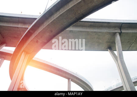 L'autoroute surélevée . La courbe du grand pont suspendu de la route de la circulation élevée à Bangkok, Thaïlande. Banque D'Images