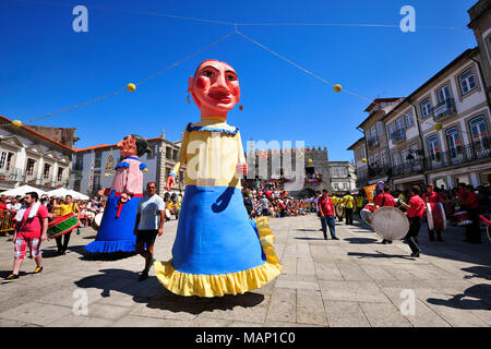Platysternon traditionnels masques du Minho (cabeçudos) au centre historique de Viana do Castelo. Notre Dame de l'Agonie, fêtes traditionnelles les plus importantes Banque D'Images