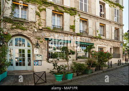 PARIS, FRANCE - 07 MAI 2011 : Restaurant au clair de la Lune, rue Poulbot Banque D'Images