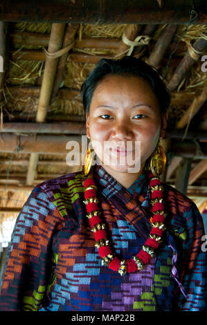 Népal 2014. Pangma village. La fille d'Tirthama Nadina portant une veste traditionnelle elle tisse sur son métier à tisser. Banque D'Images