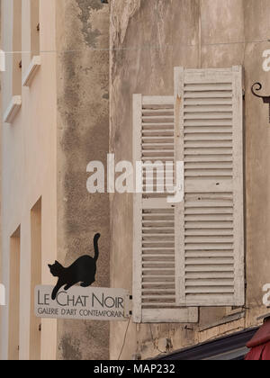 PARIS, FRANCE - 07 MAI 2011 : volets et panneaux en bois à l'extérieur de la galerie d'art le Chat Noir Banque D'Images