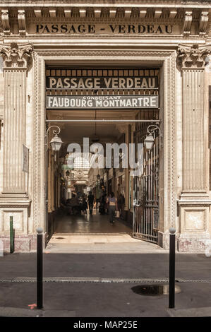 PARIS, FRANCE - 07 MAI 2011 : entrée au passage Verdeau avec panneau Banque D'Images