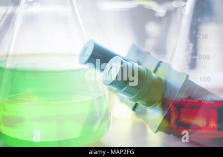 Close-up shot de microscope avec lentille en métal au laboratoire. Arrière-plan de la recherche scientifique et de la santé. Banque D'Images